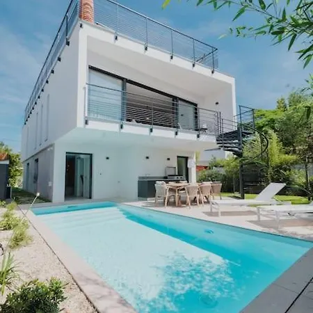 Cordouan Avec Piscine En Bord De