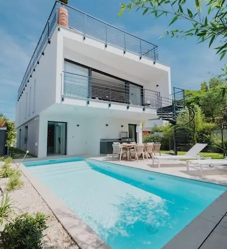 Cordouan Avec Piscine En Bord De